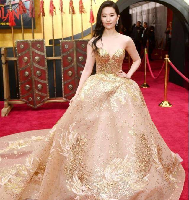 为什么女明星的抹胸长裙不会滑落?看到刘亦菲的礼服,终于明白了