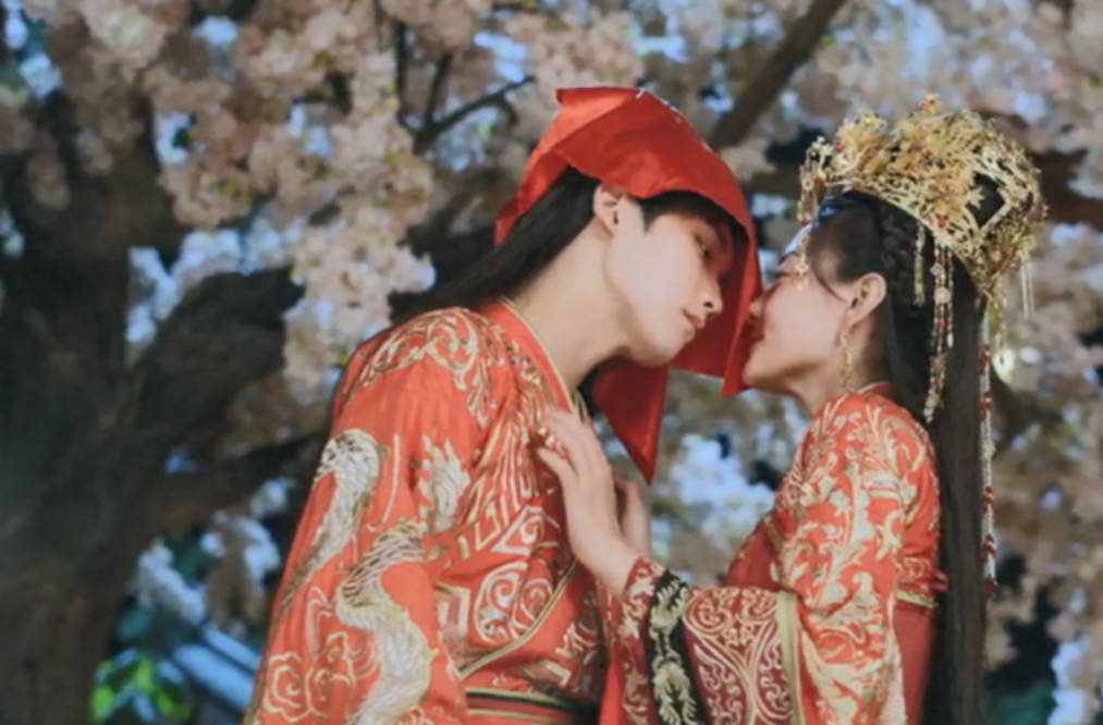 双世宠妃3:墨连城戴红盖头嫁人,檀儿成霸道女帝,樱花下说情话?