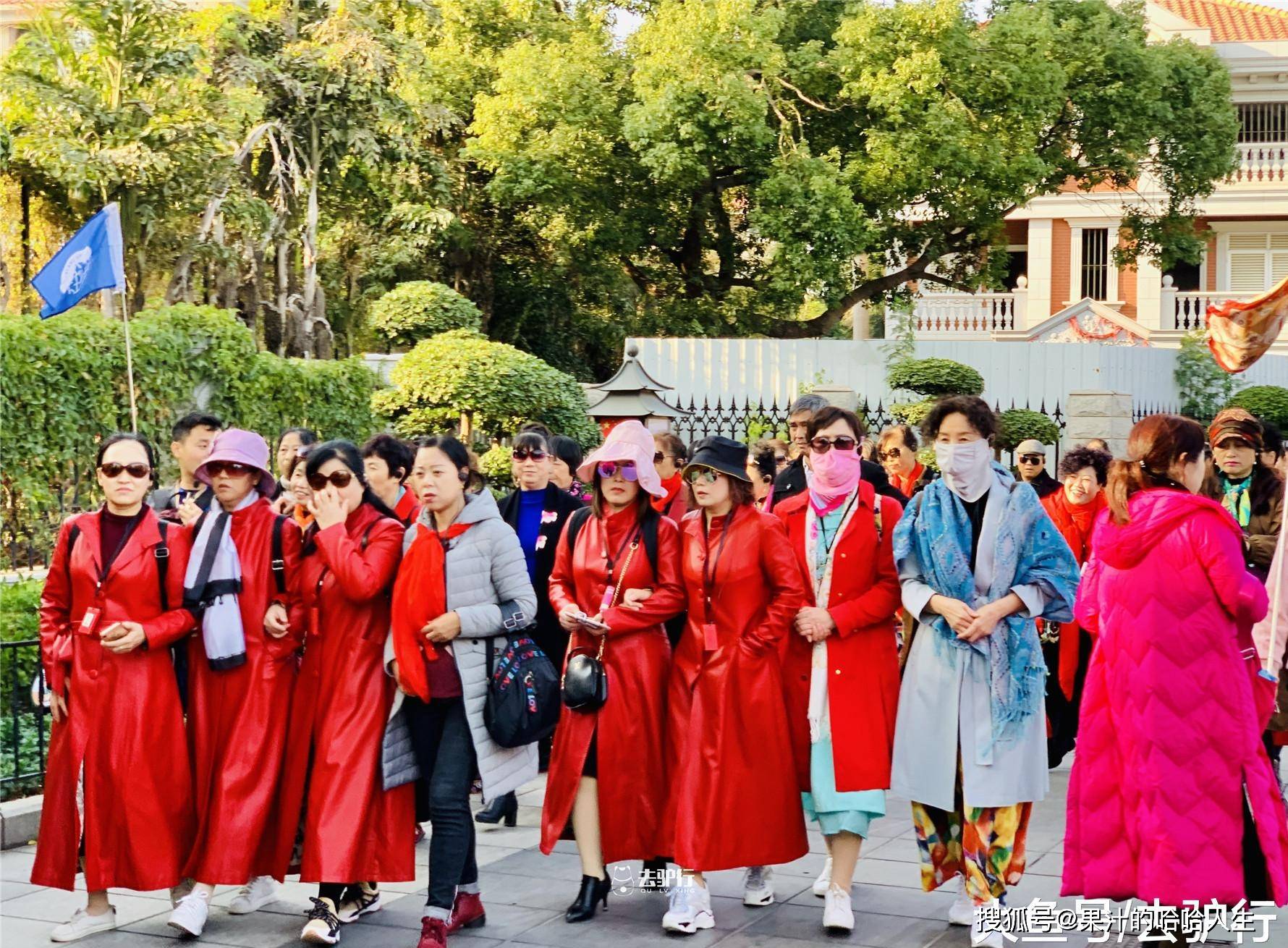 原创中国大妈最喜欢的景点:戴墨镜披丝巾着红衣,挤满大街小巷