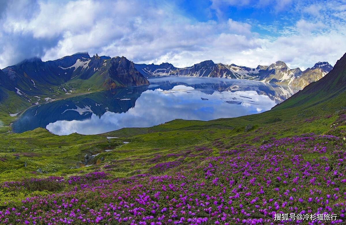 壮观的 长白瀑布,秀气的 绿渊潭,漫山的花海等奇观异景,都是长白山的