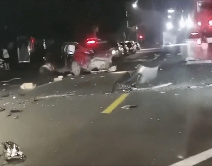 山东青岛6车连撞,夜间马路上残渣遍地,事故车辆无一幸免