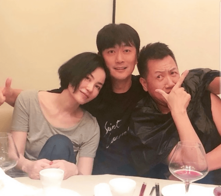 王菲50岁生日现场超豪华,天后饮酒微醺躺男人怀里,酒量依旧惊人!