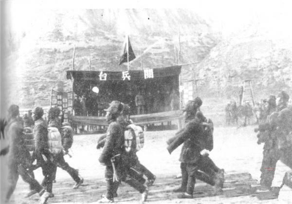 1944年延安,毛主席和朱德总司令在王震旅长的陪同下检阅南下支队