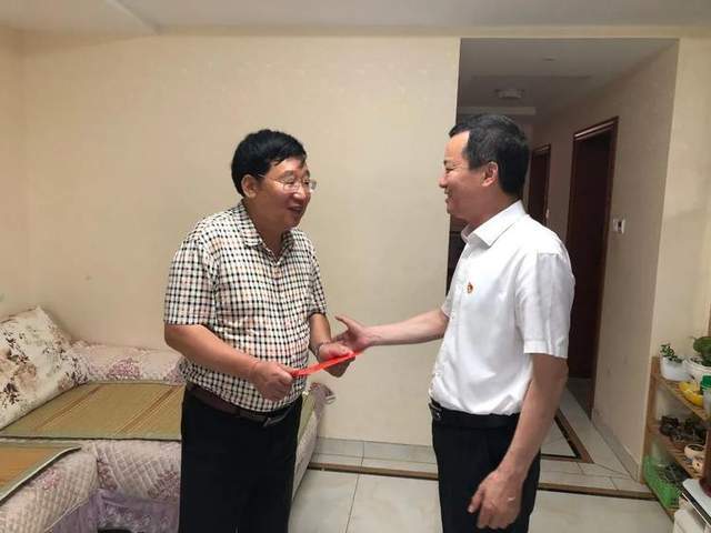 盐城市纪工委书记,党工委委员崔成江来黄海街道走访慰问部分党员