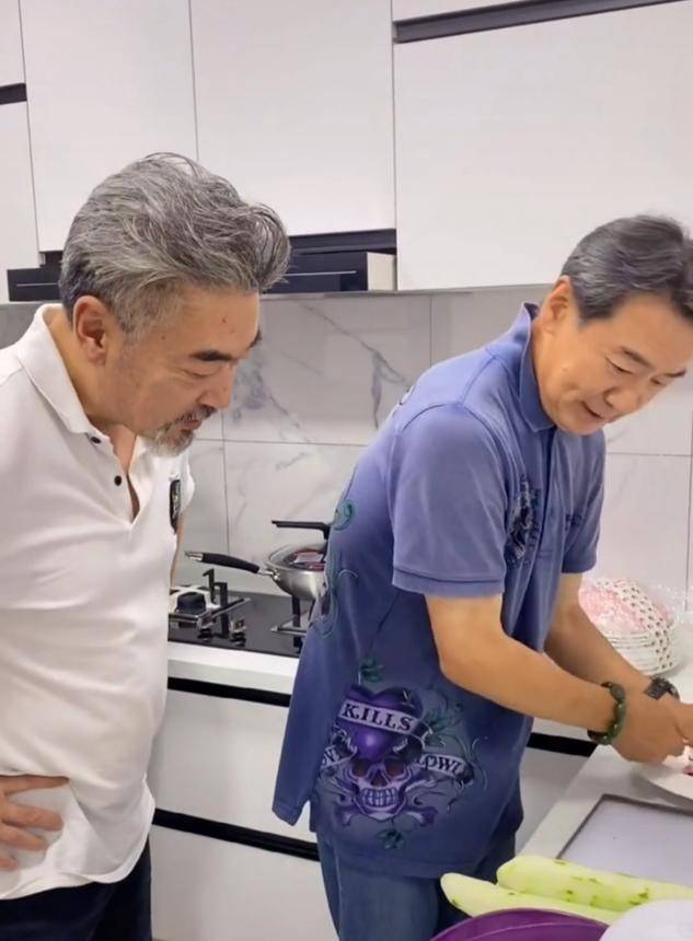 原创66岁老戏骨寇振海为好友下厨!t恤疑洗到褪色,和宽敞豪宅成对比