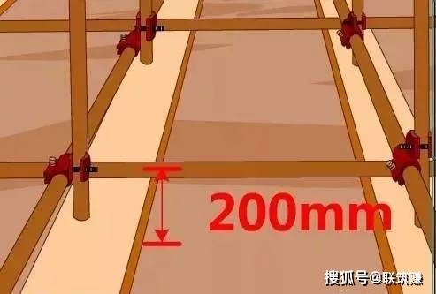 7,在立杆底部距离地面大概200mm处,要沿纵横向水平方向按照纵下横上的