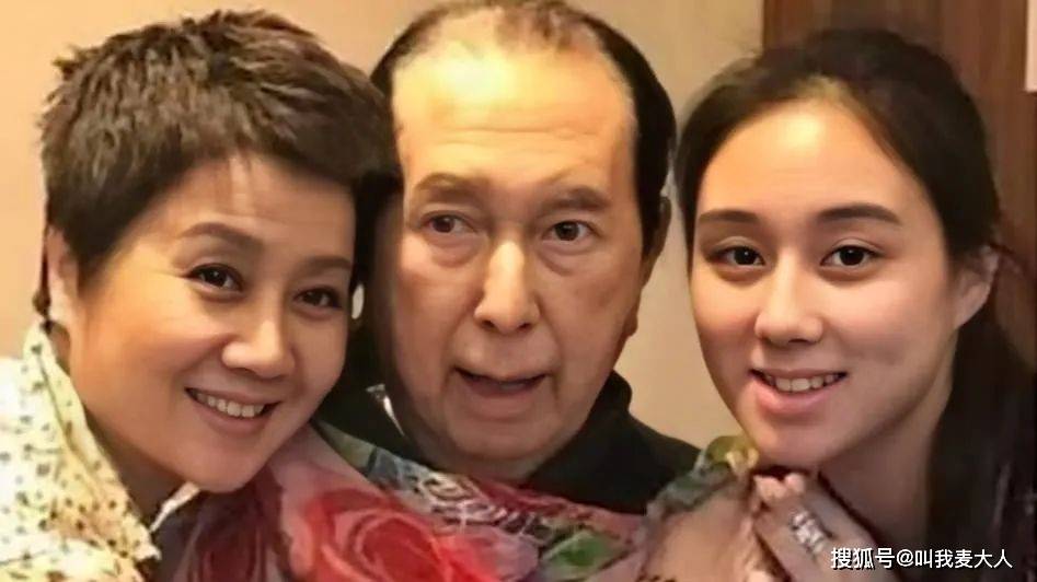 赌王幺女何超欣生母竟是利智?李连杰喜当"爹"