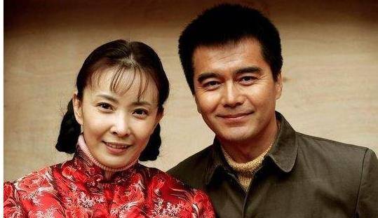 许亚军的第二任妻子叫张晞,在上个世纪也是家喻户晓的知名演员,她曾