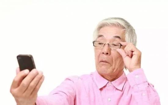 大多数人认为中老年人老花眼只需要佩戴老花镜,它具有凸透镜的本质