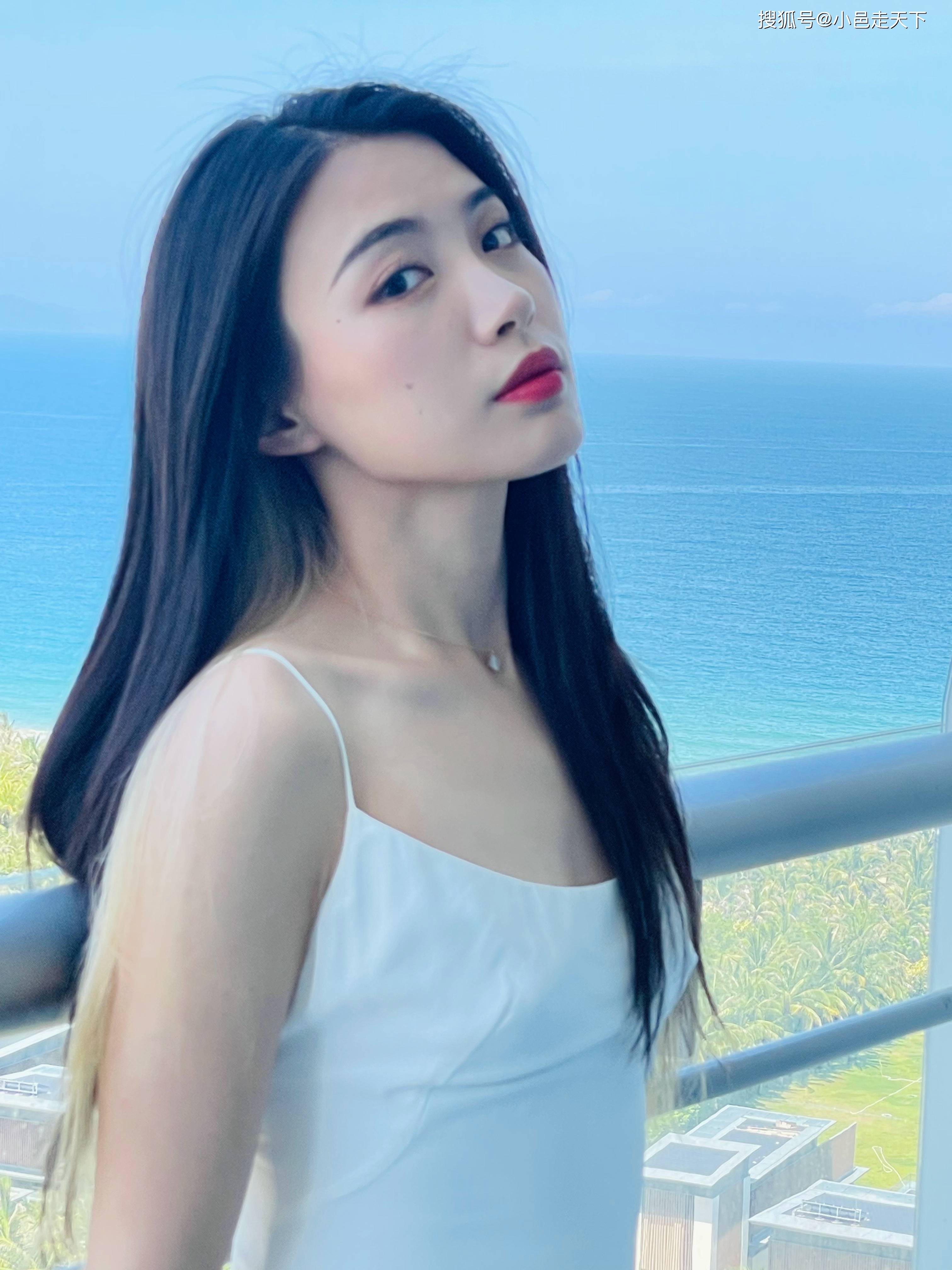 戴萌长发飘飘性感写真
