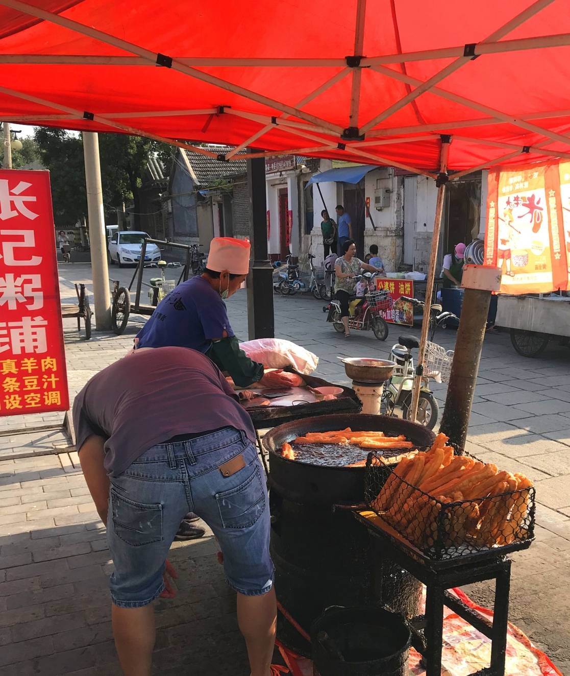 原创山东曲阜陋巷的地摊早餐,竟吃出了"大场面",颜回曾住在这里