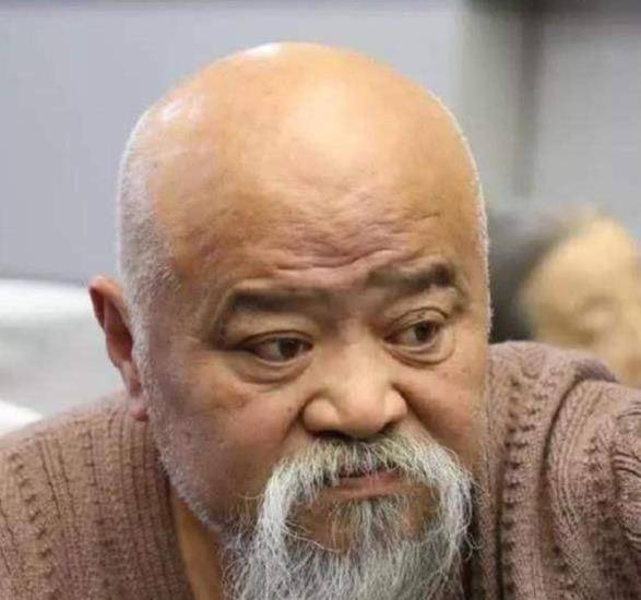 原创国家一级演员李琦:顿顿喝酒,每天2包烟,65岁的他现状如何?