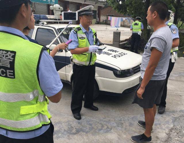 开车忘记带驾驶证,遇到交警查车时怎么办?交警:只要拿出这就行