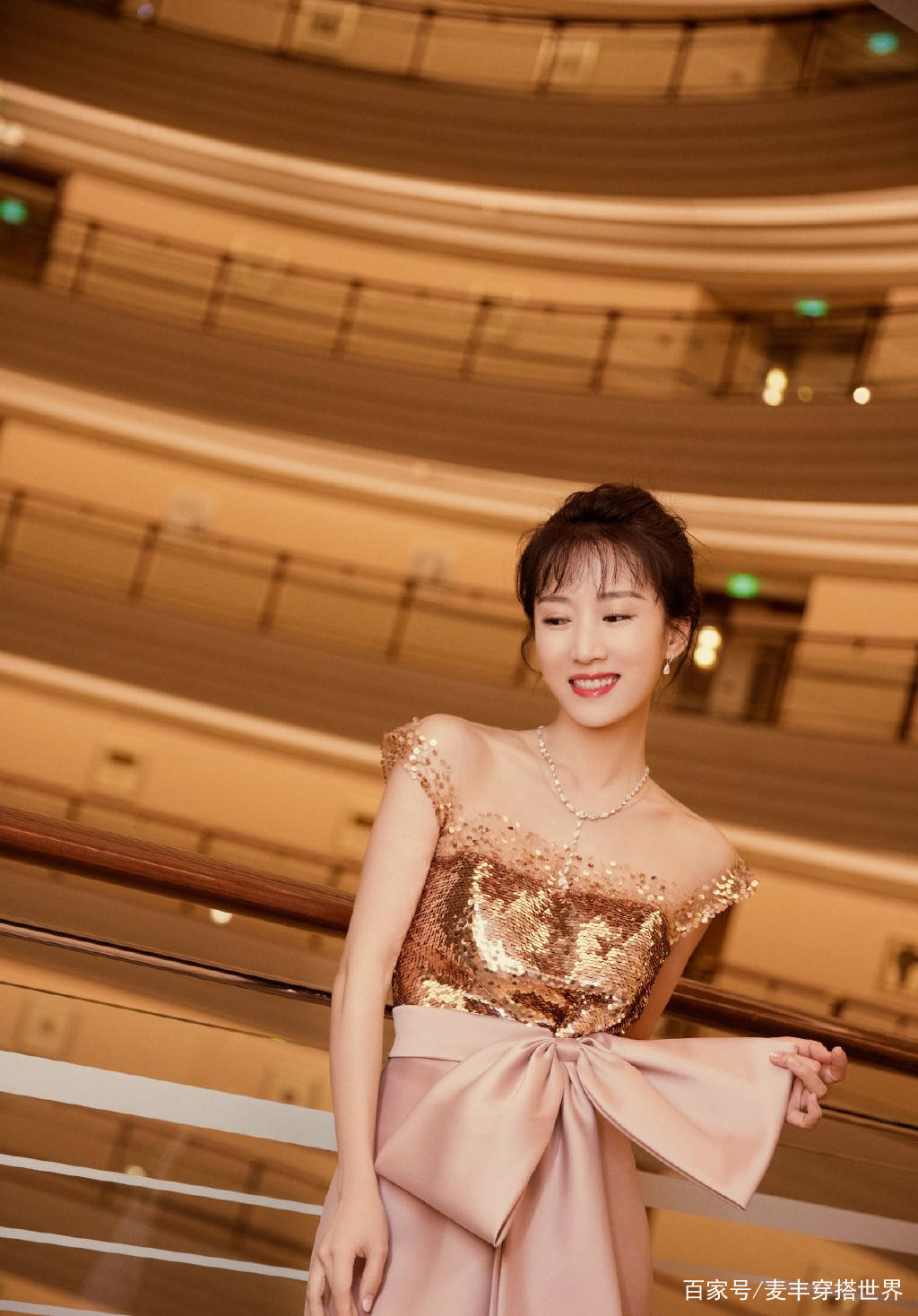 《都挺好》演苏明成老婆,穿亮片拼接裙优雅迷人,网友