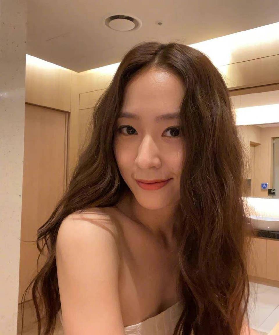 郑秀晶ins最新美图卷发的小水晶也太有气质了吧