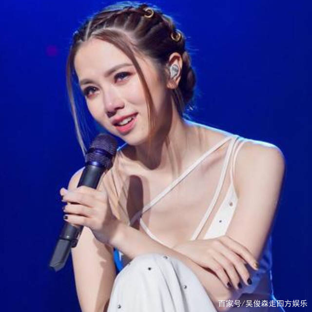 大面积裸露更显妩媚?邓紫棋在线长裙杀,哪个男生能移开眼?