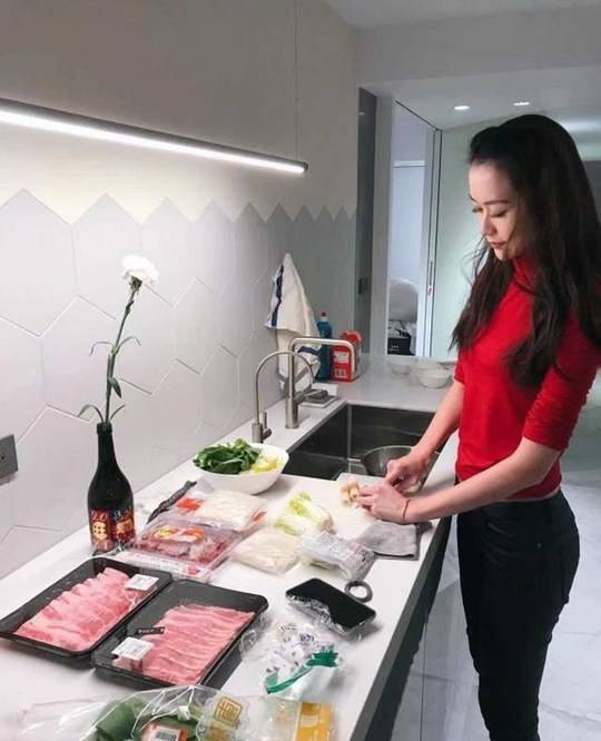 孙国豪夫妇为爱女庆生,杨泊霓身材有料,寿星女与爷爷秦汉隔代亲!