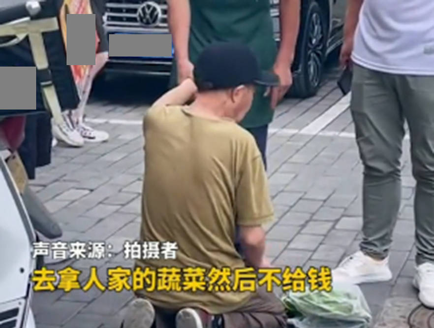 男子偷菜被大爷抓到,跪地自扇耳光求放过,网友:他可能