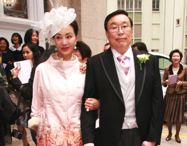 何莉莉:忍耐小三43年,丈夫去世后独吞70亿财产,小三分