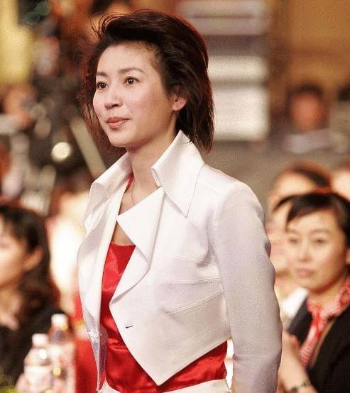 52岁王小丫近照曝光,曾是央视著名美女主持,如今模样大变!