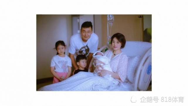 原创有钱真好!苏伟漂亮空姐妻子生下三胎儿子,结婚8年为他育2子1女
