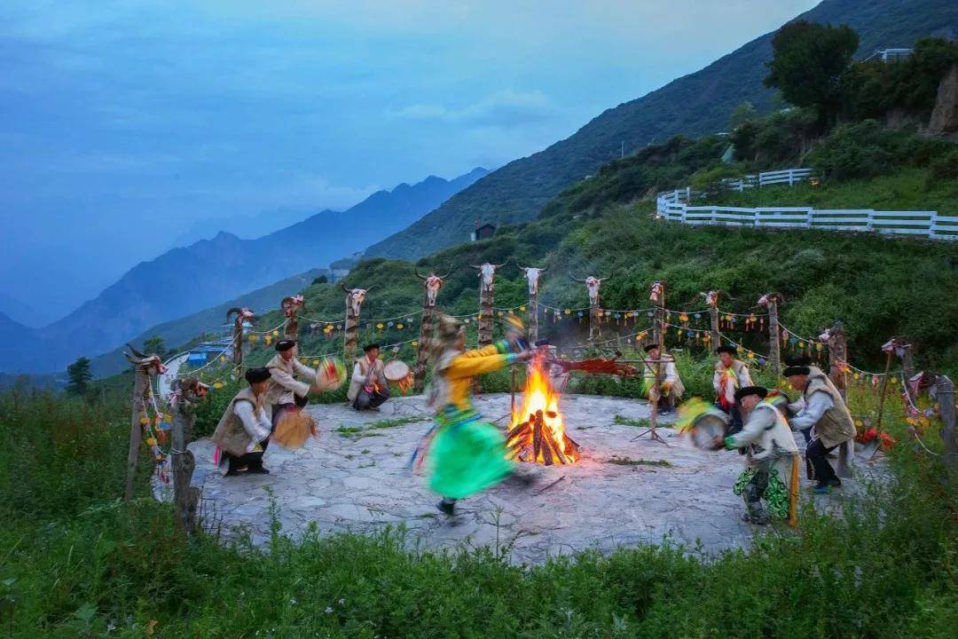 7月5日拍的四川阿坝州理县西山村浮云牧场.杨健/摄