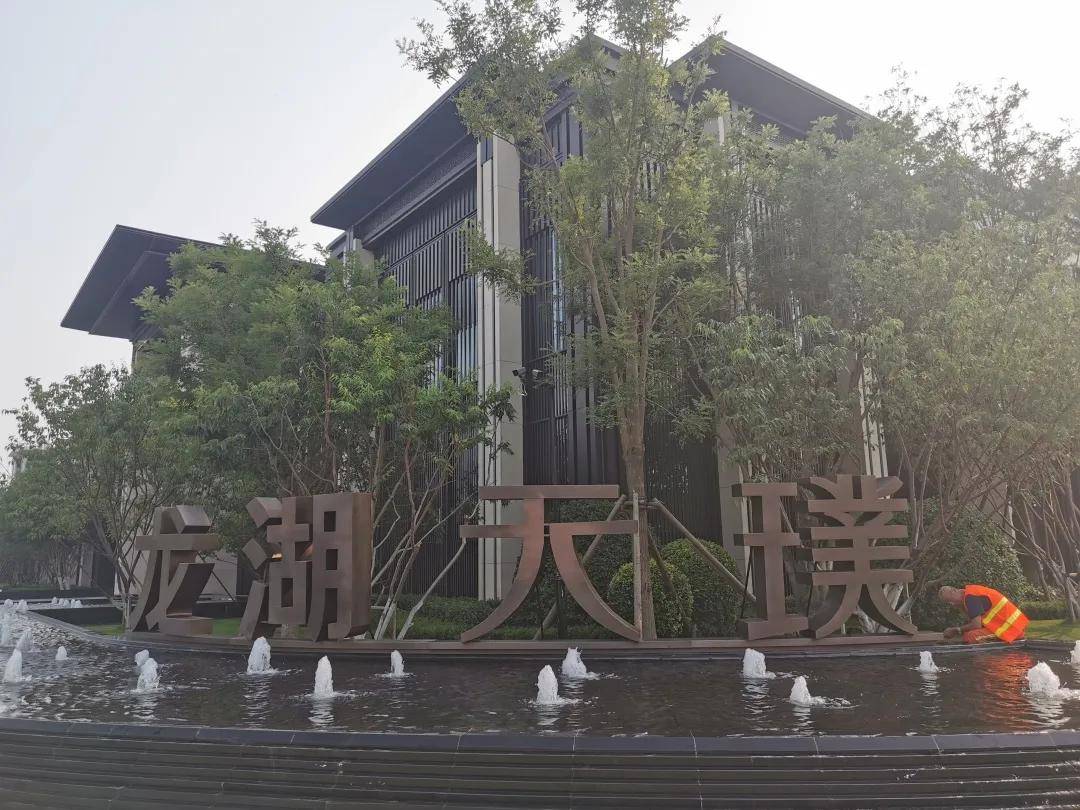 "在龙湖天璞售楼处下车的时候,她讲了句:"这一路上也没看到啥人啊
