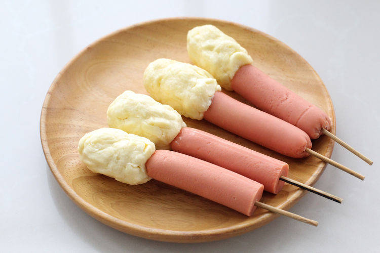 所需食材:土豆泥380克 火腿肠3小段 芝士碎75克 盐少许 黑胡椒碎适量