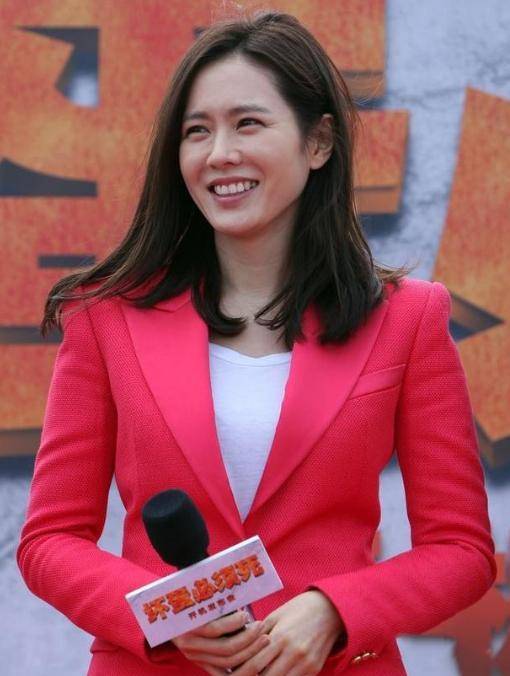 40岁孙艺珍还是很美,穿大红色西服外套不仅不俗气显老