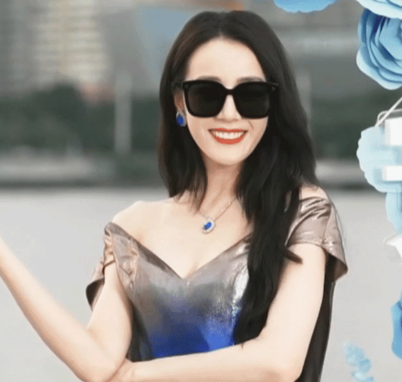 迪丽热巴蓝色渐变礼服