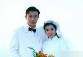 2006年岳翎就逐渐淡出演艺圈了,很多人说岳翎和她老公一起去了温哥华