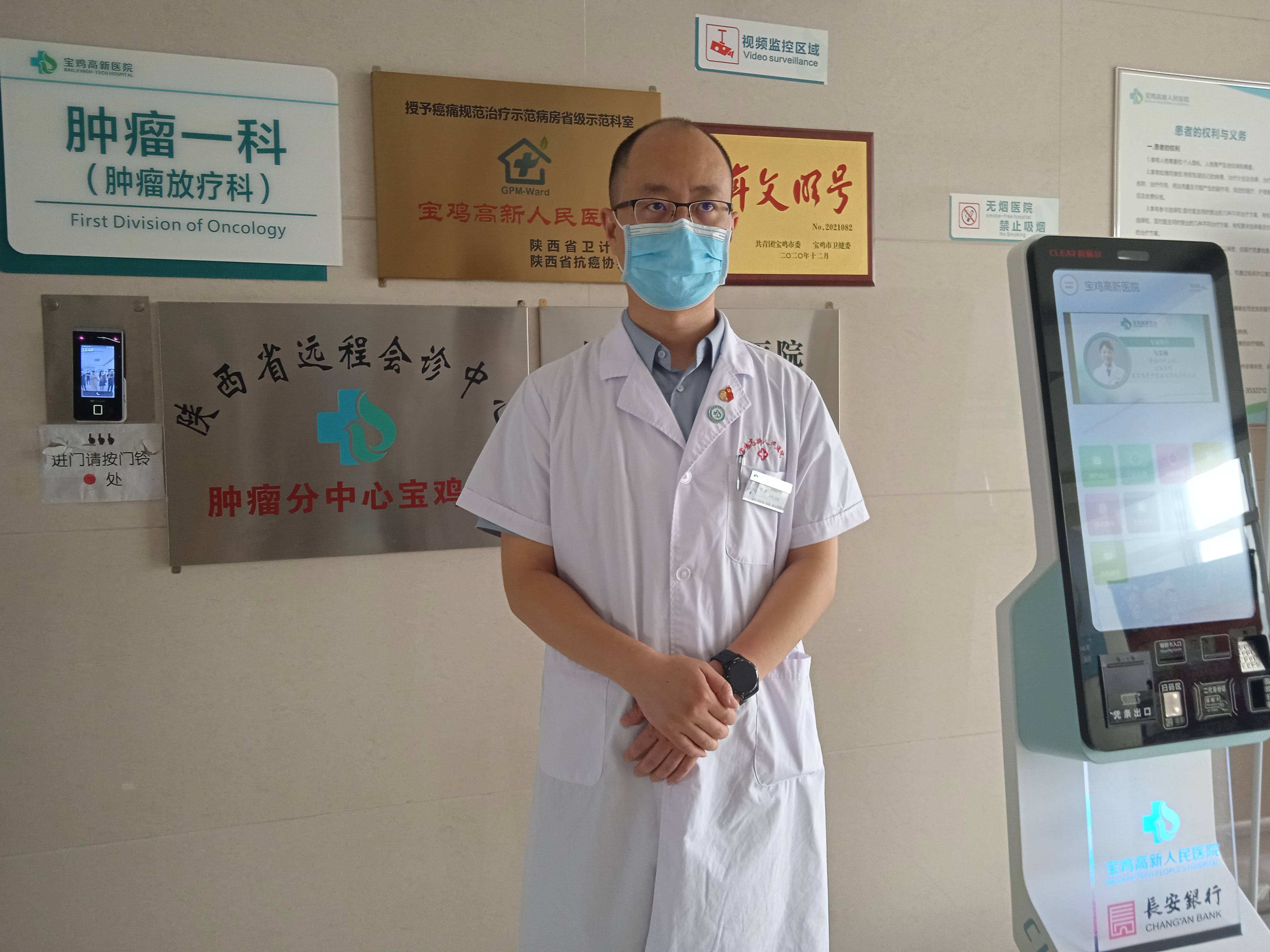 参观当天,宝鸡高新医院肿瘤科主任宁鹏向大家介绍了科室详情并带领