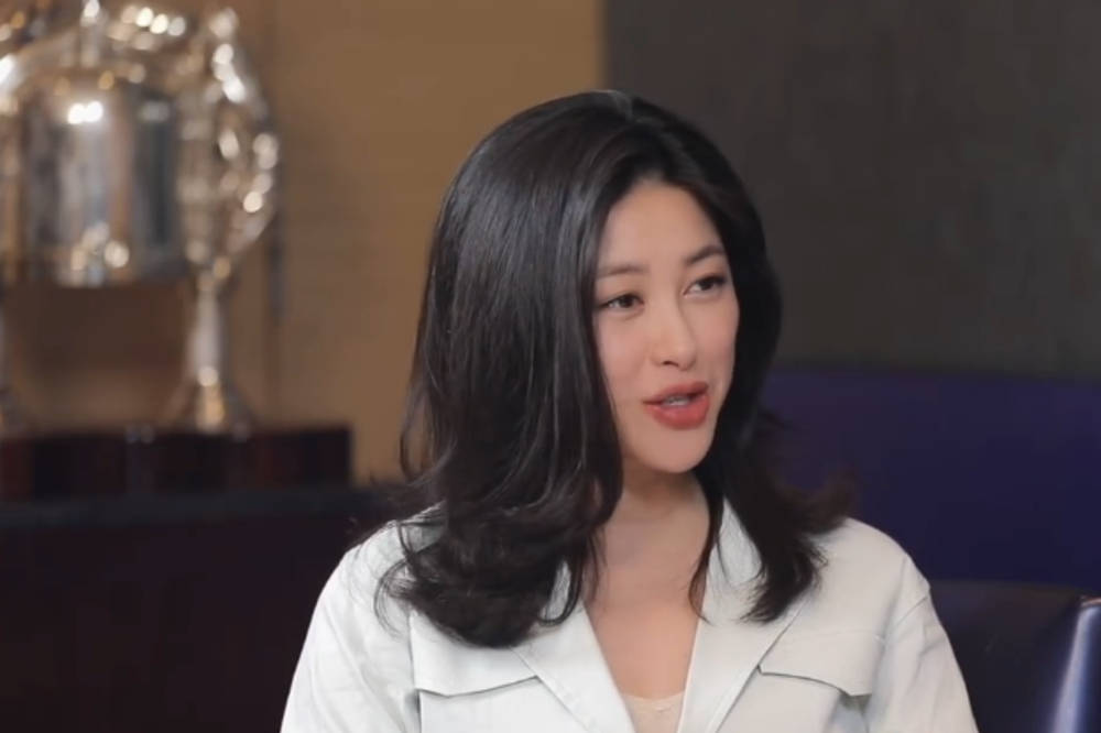 朱珠怀孕8个月穿拖地礼服庆生,王昀佳轻抚老婆大肚,满脸幸福