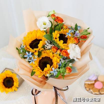 商品描述:3枝向日葵搭配白桔梗,蓝色蓝星花,橙色多头玫瑰,银叶菊