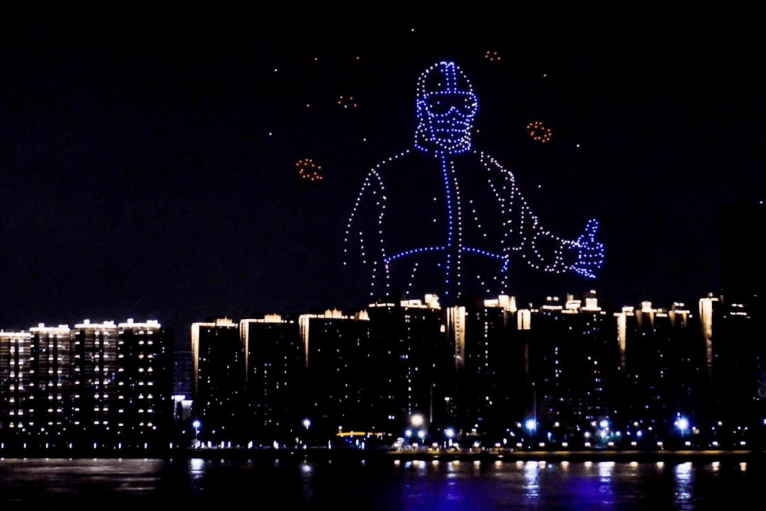 夜空中无人机相继变幻出黄鹤楼,樱花等武汉标志,组成了电影中医护抢救