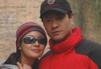 原创11年前,连奕名为了小8岁杨若兮与原配离婚,如今原配怎么样了?