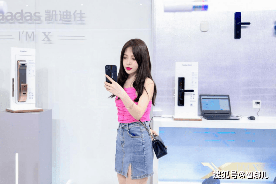 (抖音百万粉丝网红@小太阳janet)