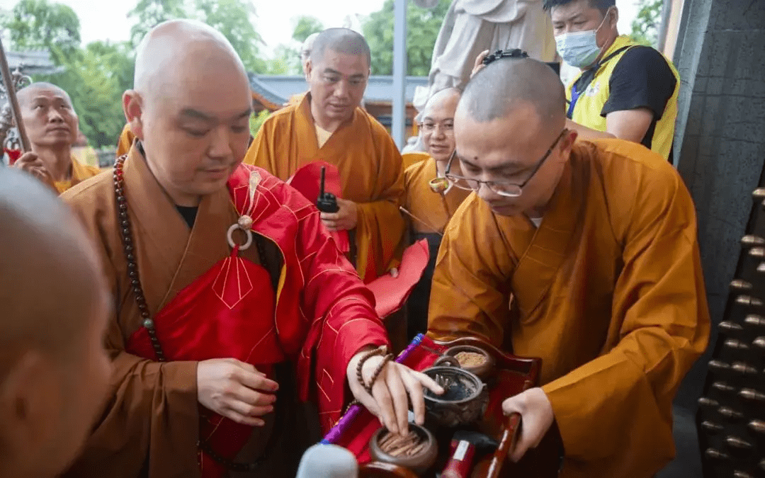 在晋院牌的引导下,在诸山大德的簇拥下,证道法师手捧如意,缓步走入