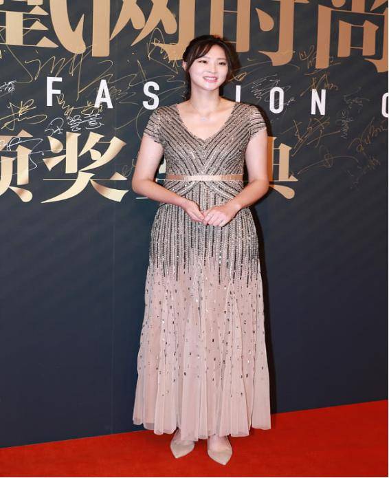 原创惠若琪这身裙子真挺好看的,款式简单时髦有型,看着就挺招人喜欢