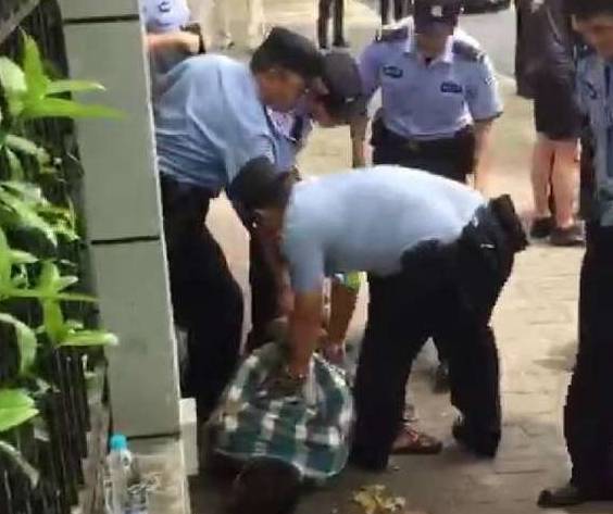 原创上海一男子校门口砍人,两名小学生抢救无效死亡,网友:畜生!
