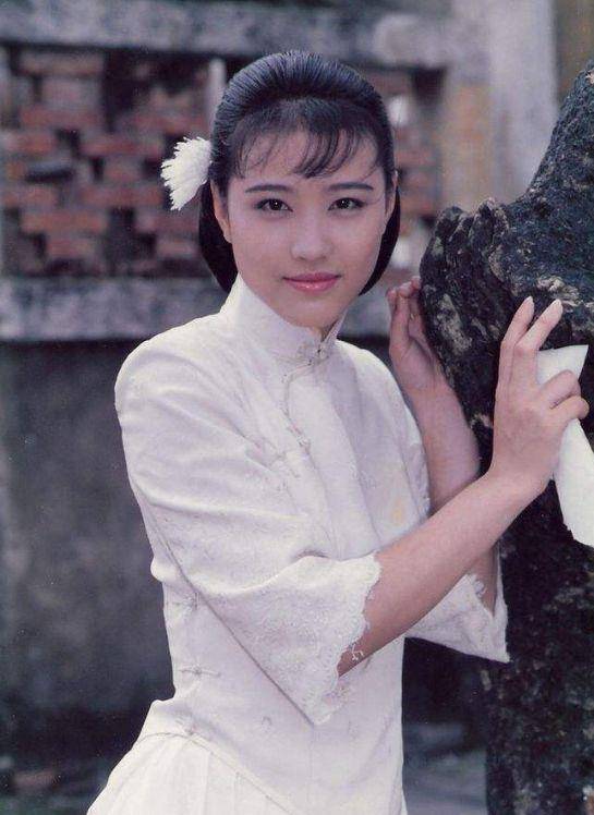 原创"最美周芷若"周海媚:年轻时为情所困,如今独身一人反倒自在