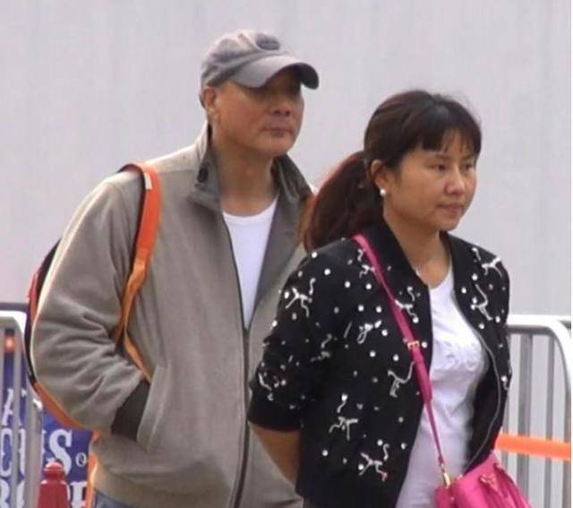 徐少强与雪梨子女合影罕曝光,女儿挽老爸手臂显亲密,曾关系疏离