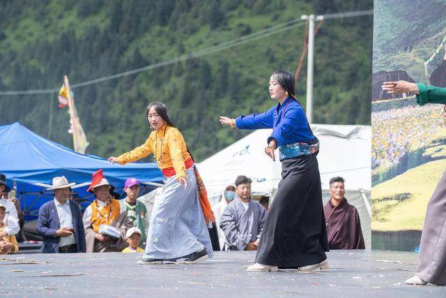 草原总面积1846平方千米,不仅是康巴奇人洛珠的故乡,而且景色迷人.