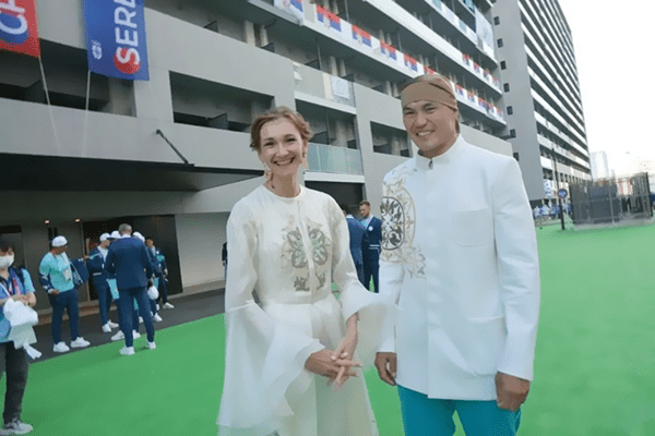 东京奥运会开幕式上哈萨克斯坦女旗手奥莉加·雷帕科娃的神仙容颜