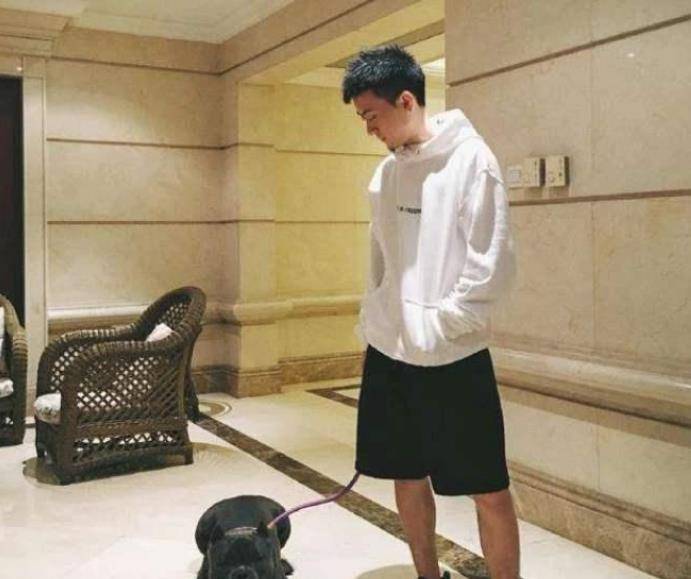 原创人称沪上皇秦奋一身打扮要多少钱?网友:我一月工资买他那根烟