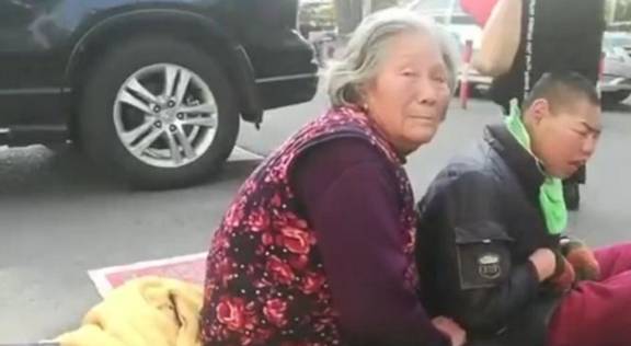 原创八旬老奶奶带孙子上街乞讨,希望孙子比自己先去世!