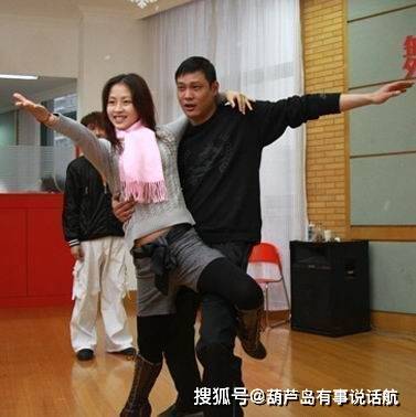 范志毅近况,他妻子张梦瑾,如今35岁,依然肤白貌美气质