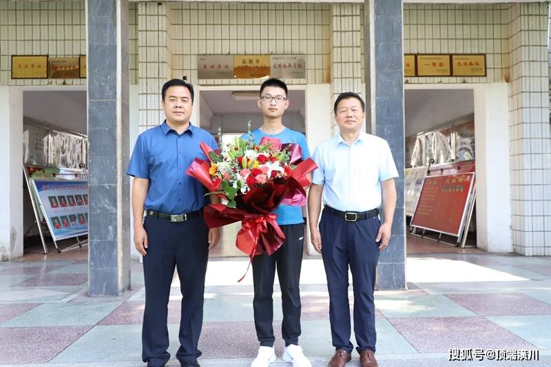 校长吕阳,支部书记黄泽红与贺天合影