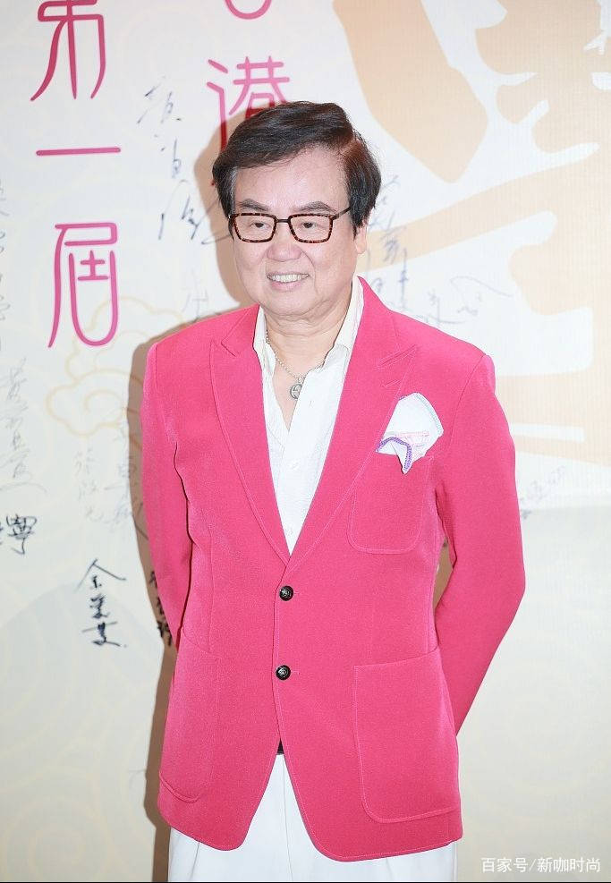 73岁"老头"黄百鸣厉害!穿粉西装搭白西裤,这年轻心态也没谁了