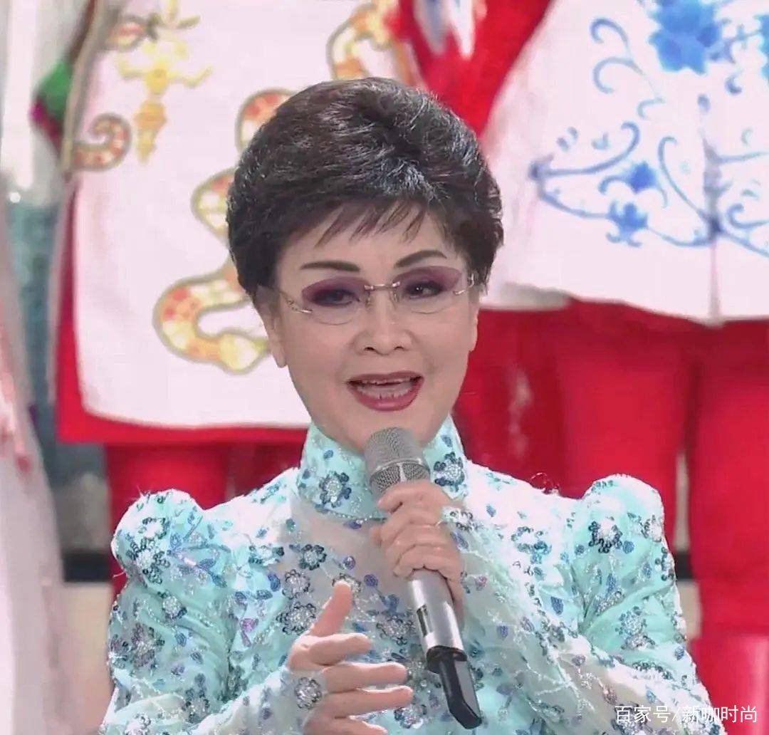 原创76岁李谷一,穿蓝色长裙立于夏晚舞台,诠释了真正的高贵优雅